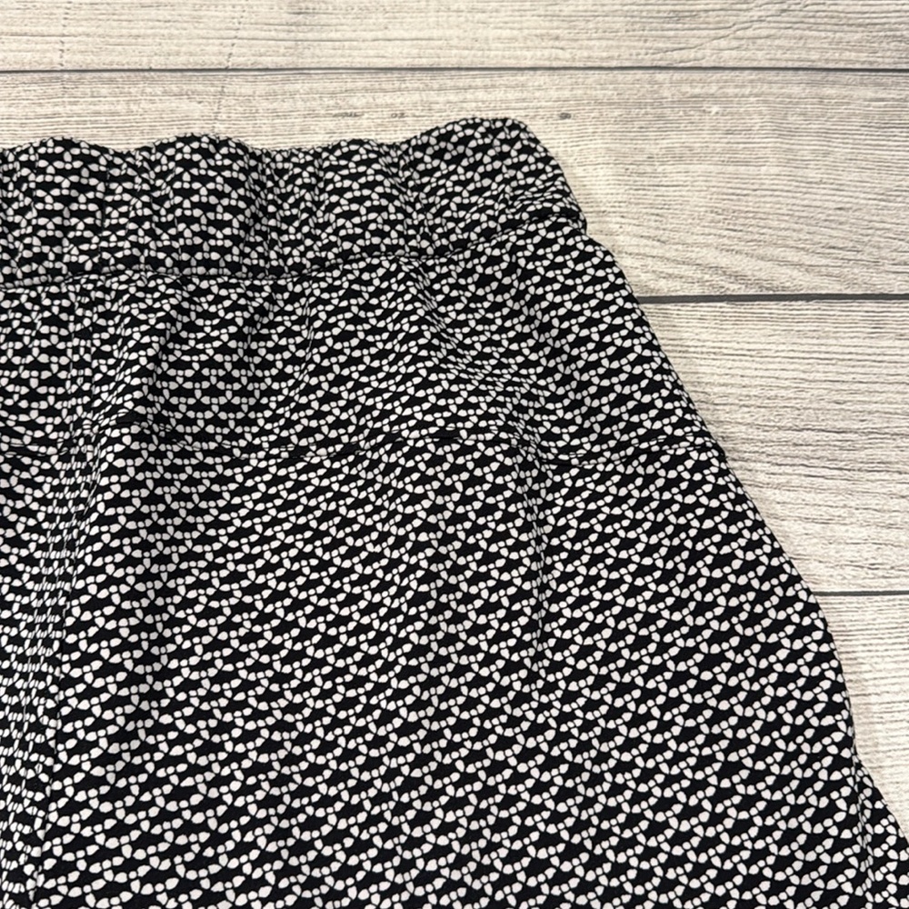 🍋Women’s Lululemon On The Fly Short 2.5” size 4 monochromatic black🍋 - Picture 13 of 16
